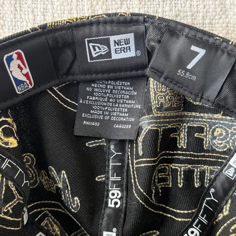 New Era Mens Los Angeles Lakers 59FIFTY Fitted Hat Black Gold All Over Size 7 - Picture 6 of 6